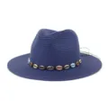 Vue détaillée du chapeau de paille bleu marine avec bande décorative de coquillages et perles d'été. - Réglable / Bleu Marine