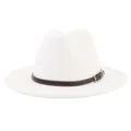 Detalle de sombrero fedora de fieltro blanco clásico, elegante correa de cuero marrón. - 58cm / Blanco