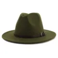Primer plano del sombrero fedora de fieltro verde oscuro con cinturón de cuero y hebilla. - 58cm / Verde Militar