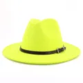 Detalle del sombrero de fieltro amarillo neón con cinturón de cuero marrón y ala ancha. - 58cm / Amarillo Neón