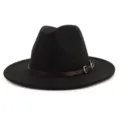 Detalle de sombrero fedora de lana negra con ala plana ancha y cinturón de cuero marrón. - 58cm / Negro