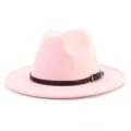 Primer plano del sombrero fedora de fieltro de lana rosa con cinturón marrón y hebilla de plata. - 58cm / Rosa