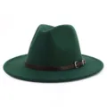 Detalle en primer plano del sombrero de fieltro verde oscuro con cinturón de cuero. - 58cm / Verde Oscuro