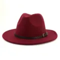 Vista detallada del elegante sombrero fedora burdeos con cinturon marron grabado y hebilla metalica. - 58cm / Burdeos