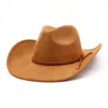 Detailaufnahme des braunen Wildleder-Cowboyhuts mit strukturierter Textur und geflochtenem Band. - Khaki