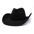 Schwarzer Wildleder-Cowboyhut Detailansicht, breiter Jazzhut mit Kordel und Metalldekor. - Schwarz