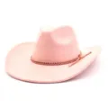 Nahaufnahme eines rosafarbenen Wildleder-Cowboyhuts mit geflochtenem Band und Metallenden. - Altrosa