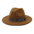Detailfoto van een bruine viltfedora hoed met een stijlvolle blauwe geweven band. - 58cm / Khaki