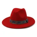 Rode wollen fedora hoed met etnische patroonband, klassieke hoed met brede rand voor volwassenen. - 58cm / Rood