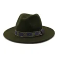 Gedetailleerd zicht op de donkergroene wollen fedora hoed met geweven band en brede vlakke rand. - 58cm / Legergroen