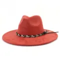 Gedetailleerd uitzicht op de rode suède fedora hoed met zijn zwart-witte gevlochten band. - M (56-58cm) / Roestrood