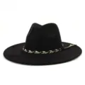 Detail van zwarte suède fedora hoed, versiert met een stijlvolle zwart-witte gevlochten band. - M (56-58cm) / Zwart