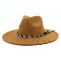 Close-up detailopname van de bruine suède fedora hoed voorzien van gevlochten band. - M (56-58cm) / Khaki