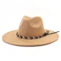 Gedetailleerde close-up van een stijlvolle beige suède fedora hoed met een gevlochten band. - M (56-58cm) / camel