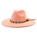 Roze suède fedora hoed detail, met prachtige zwart-witte gevlochten touwdecoratie. - M (56-58cm) / Rozenkwarts