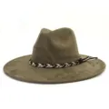 Gedetailleerd close-up van de stijlvolle suède fedora hoed met zwart-wit gevlochten band. - M (56-58cm) / Donker Legergroen