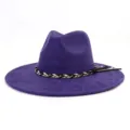 Detailopname van de paarse suède fedora hoed, met de elegante zwart-witte gevlochten band. - M (56-58cm) / Paars