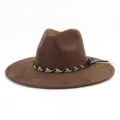 Gedetailleerd overzicht van de bruine suède fedora hoed met stijlvolle zwart-witte gevlochten band. - M (56-58cm) / koffiekleur