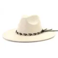 Gedetailleerd overzicht van een beige faux suède fedora hoed met een stijlvolle gevlochten band. - M (56-58cm) / Beige