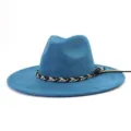 Detail van blauwe suède fedora hoed, gevlochten bicolor rand, brede platte rand - M (56-58cm) / Pauwdonkerblauw