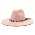 Close-up detail van de roze suède fedora hoed met zwart-wit gevlochten band en franje. - M (56-58cm) / Roze