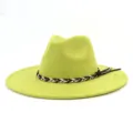 Detailweergave van de groene suède fedora hoed, brede platte rand, stijlvolle zwart witte vlecht. - M (56-58cm) / Avocadogroen