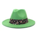 Detalle de sombrero fedora de lana verde con una elegante cinta floral negra muy chic. - 58cm / Verde Hierba