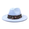 Vista detallada de un sombrero fedora de lana azul claro con una elegante banda floral negra. - 58cm / Azul cielo