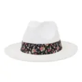 Vista detallada del sombrero fedora de lana blanca con cinta floral negra y ala plana. - 58cm / Blanco