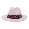 Vista detallada de un sombrero fedora de lana rosa claro con elegante cinta floral negra. - 58cm / Rosa