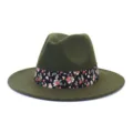 Primer plano del sombrero de fieltro verde que muestra su detallada cinta floral. - 58cm / Verde Militar