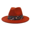 Vista de cerca del sombrero de fieltro naranja con elegante cinta floral negra. - 58cm / Rojo Óxido