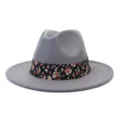 Vista detallada sombrero fedora de lana gris con cinta floral, ala plana tipo jazz hat - 58cm / Gris claro