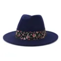Clásico sombrero fedora de lana azul marino con elegante detalle de banda floral negra. - 58cm / Azul marino