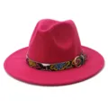 Elegante sombrero fedora de lana fucsia con cinturón de serpiente colorido para mujer y hombre. - Rosa rojo