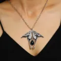 Collier pendentif oiseau hirondelle argenté avec détails en émail noir porté - Collier Pendentif Hirondelle Style Gothique (avec Pierre Larme Noire 7636)