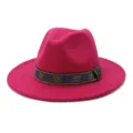 Gedetailleerd overzicht van een stijlvolle roze wollen fedora hoed met etnische patroonband. - 58cm / Rozerood