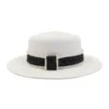 Detailaufnahme des Stroh-Booterhutes für Damen mit schickem schwarzem Tweedband und Perlenbesatz. - Schwarzes Karo-Band / Weiß