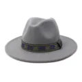 Grijs wollen vilt fedora hoed detail met blauw en goud geweven geometrisch patroon band. - 58cm / Lichtgrijs