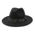 Klassieke zwarte wollen vilt fedora hoed met blauw en goud geweven etnische lintband. - 58cm / donkergrijs