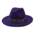 Detailopname van een paarse wollen fedora hoed met een unieke etnische geweven band. - 58cm / Paars
