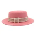 Rosa Strohhut im Boater-Stil mit beige Tweed-Band und zarten Perlenbesatz-Details. - kamelfarbenes Karo-Band / Rosa
