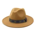 Gedetailleerd overzicht van een camelkleurige wollen fedora hoed met mooie etnische band. - 58cm / camel
