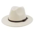 Vista detallada del sombrero fedora de fieltro crema para mujer con cinturón de cuero marrón. - 58cm / Beige