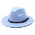 Primer plano detalle del elegante sombrero fedora azul claro con cinturón de cuero marrón. - 58cm / Azul cielo