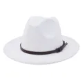 Vista de cerca detallada del sombrero fedora blanco, con una correa de cuero marrón. - 58cm / Blanco