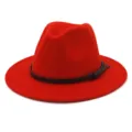 Vista detallada del sombrero fedora de fieltro rojo estilo británico con correa de cuero marrón. - 58cm / Naranja