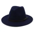 Primer plano del sombrero fedora de lana azul oscuro con detalle de correa de cuero - 58cm / Azul marino