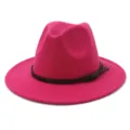 Vista detallada del sombrero fedora de fieltro de lana para mujer con correa de cuero marrón. - 58cm / Rosa rojo