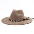 Detailopname van bruine suède fedora hoed met zwart-witte gevlochten band en gladde randtextuur. - M (56-58cm) / Oudroze